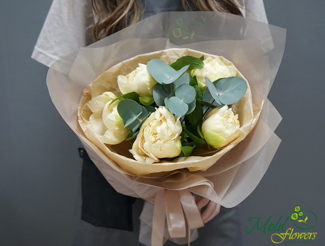 Bouquet of 5 Ivory peonies photo